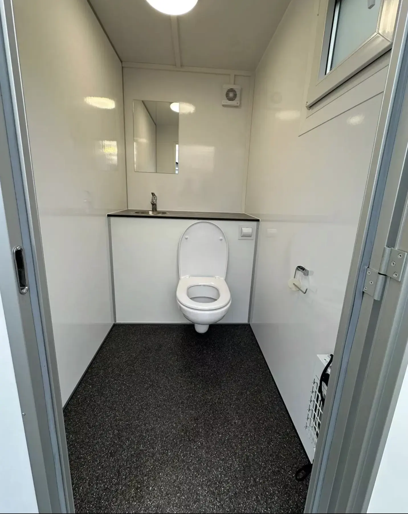 2-persoons toiletwagen - Luxe toiletwagen huren Zeeland - Detail 3