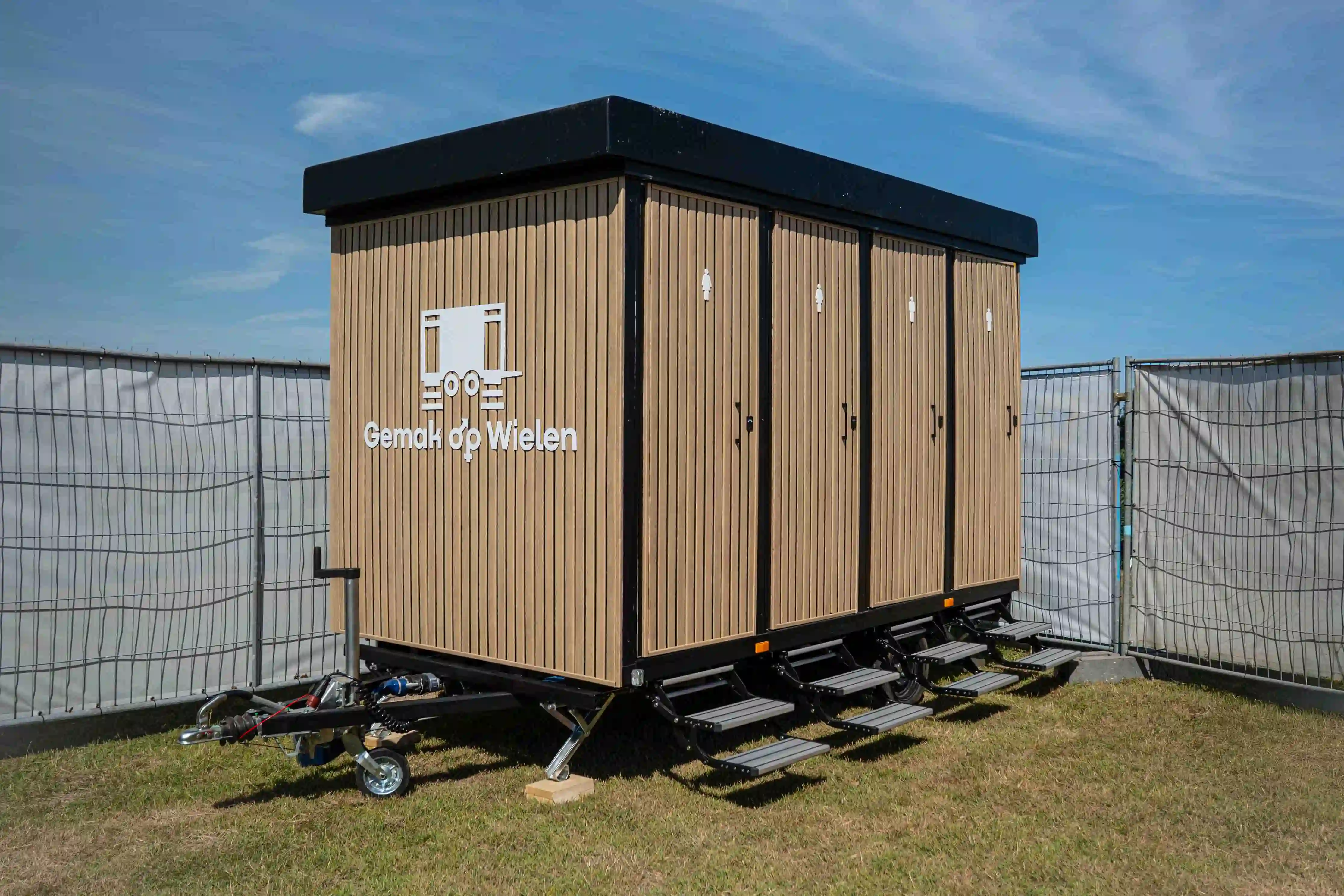 Luxe 4-persoons toiletwagen - Luxe toiletwagen huren Zeeland voor evenementen