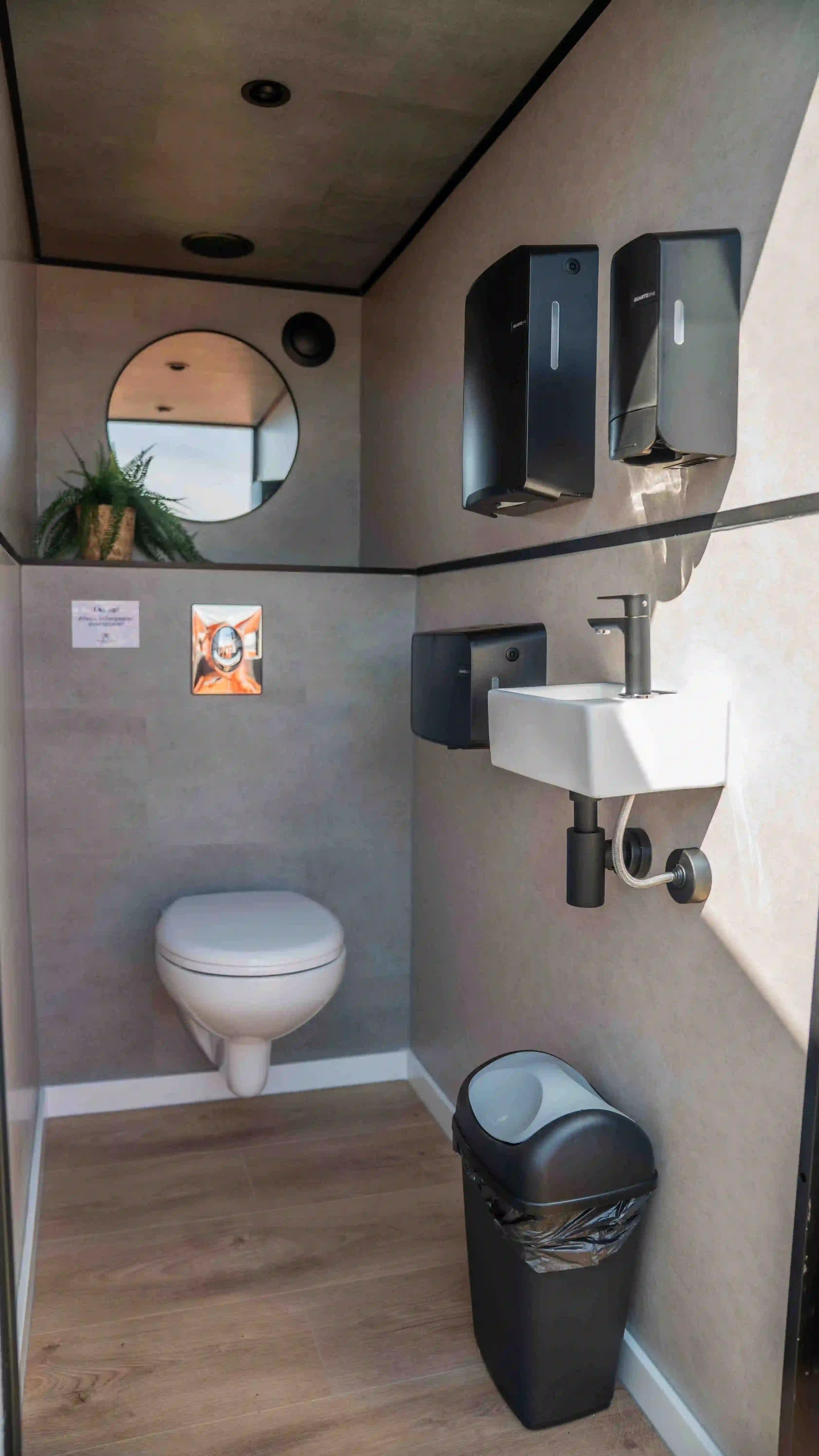 Luxe 4-persoons toiletwagen - Luxe toiletwagen huren Zeeland - Detail 2
