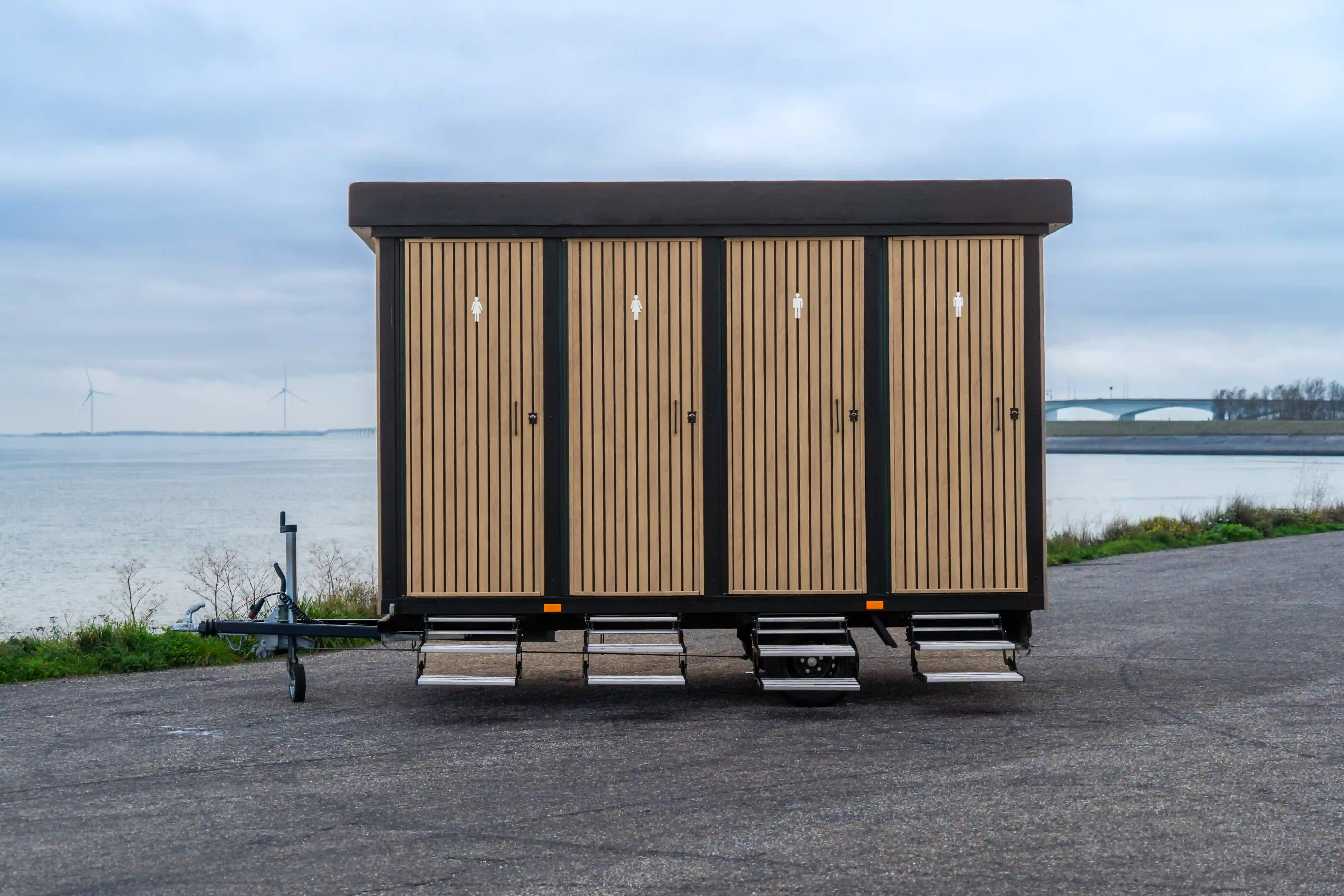Luxe 4-persoons toiletwagen - Luxe toiletwagen huren Zeeland voor evenementen
